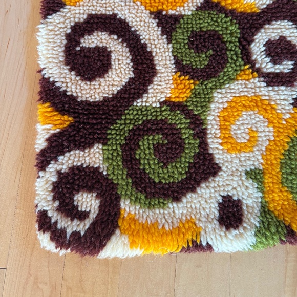 Groovy 70s Latch Hook Rug - Picture 3 of 6